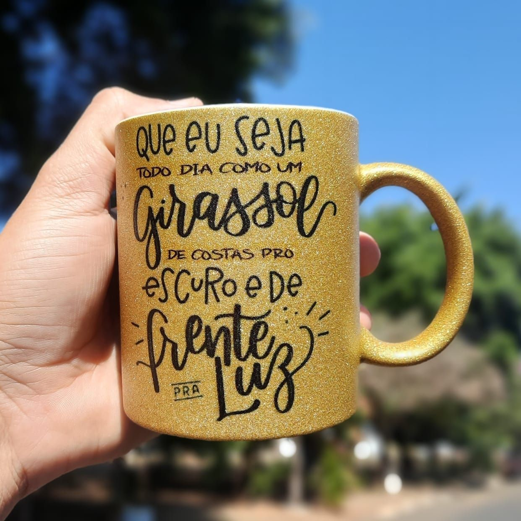 Caneca dourada com gliter
